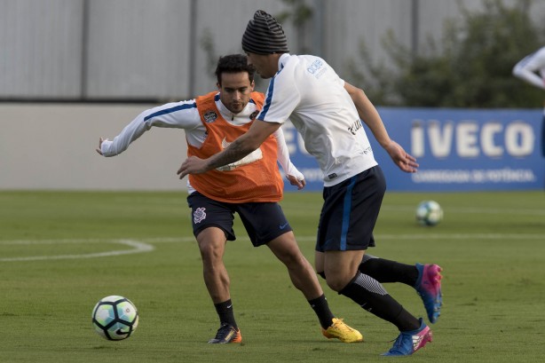 Jadson e Marciel em disputa de bola durante treino desta segunda-feira