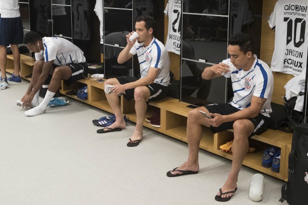 Jô, Rodriguinho e Jadson no vestiário antes do jogo contra o Bahia