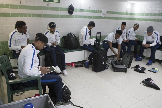 Jogadores reunidos no vestiário do Couto Pereira antes do duelo contra o Coritiba