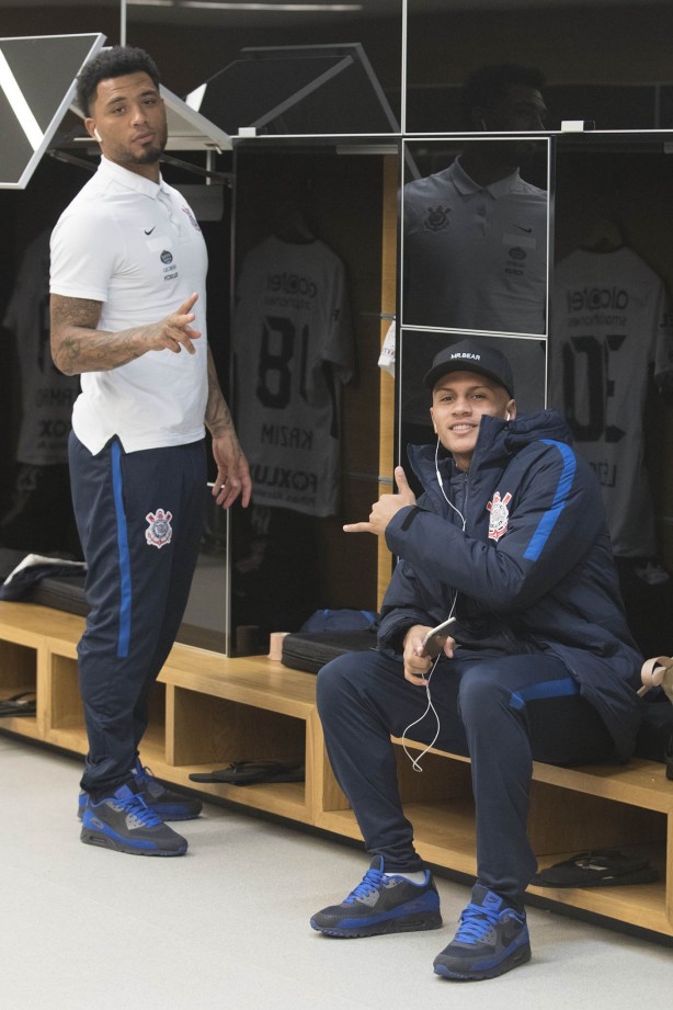 Kazim e Léo Jabá aguardam, no vestiário da Arena, o jogo contra o Cruzeiro
