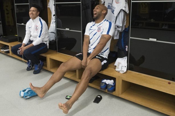 Marquinhos Gabriel e Fellipe Bastos em clima descontraído no vestiário antes de encarar o Bahia