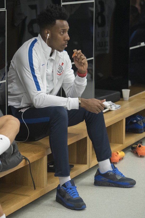 Moisés aguarda no vestiário da Arena Corinthians para enfrentar o Cruzeiro pelo Brasileirão