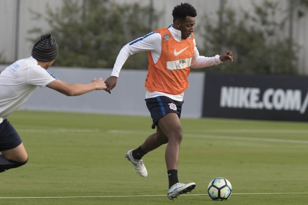 Moisés, que vem sendo pouco utilizado, treino no CT nesta segunda