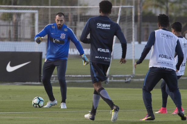 O goleiro Walter com a bola nos pés durante atividade desta terça-feira no CT