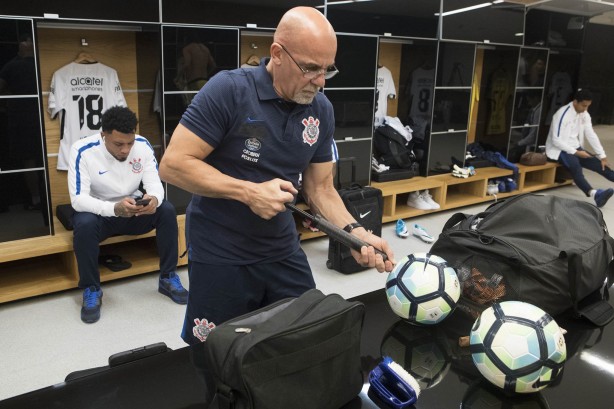 O roupeiro Edízio organizando o vestiário para o duelo contra o Bahia