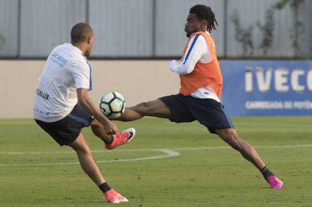 Paulo Roberto em forte dividida durante treino da tarde desta segunda-feira