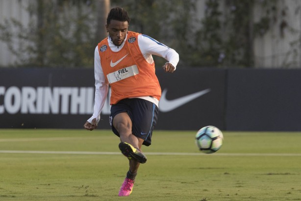 Paulo Roberto tocando a bola no treino da tarde no CT