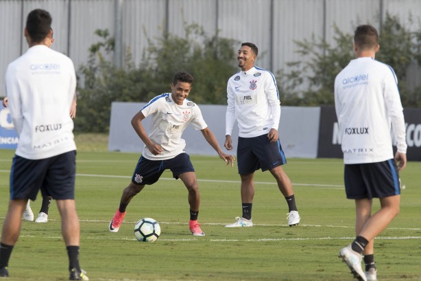 Pedrinho e Léo Príncipe no treino de segunda-feira, no CT Joaquim Grava