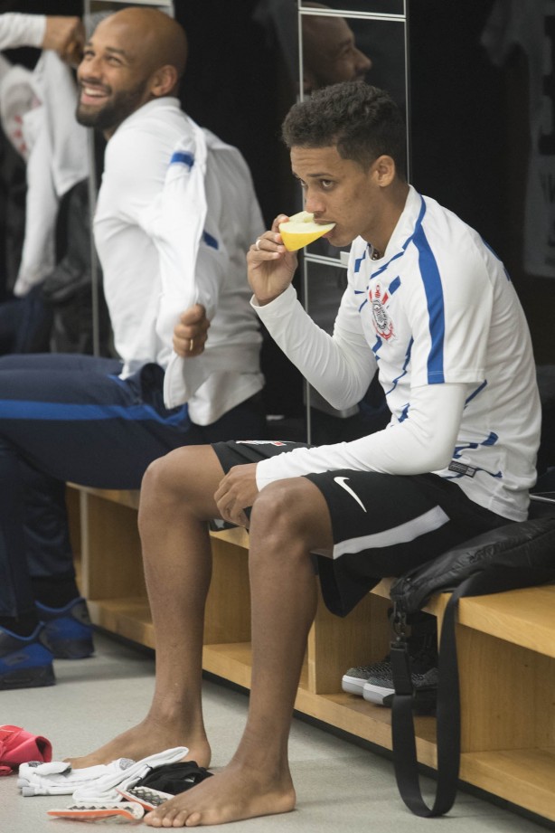 Pedrinho foi relacionado para o jogo contra o Cruzeiro e já está no vestiário da Arena