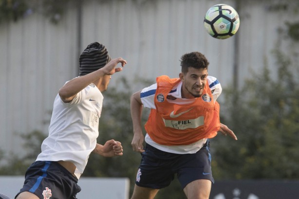 Pedro Henrique e Marciel no treino de reapresentação do Corinthians, no CT