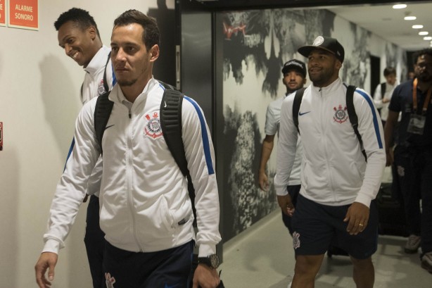 Rodriguinho na entrada do vestiário para o duleo contra o Bahia