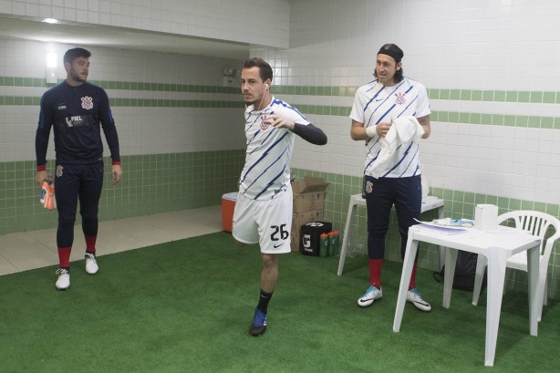 Rodriguinho se aquece no vestiário do Couto Pereira antes do jogo contra o Coritiba
