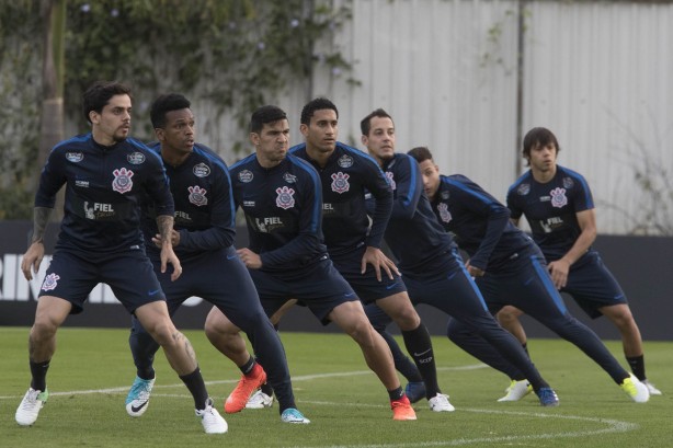 Treino de jogada aérea durante atividade desta terça-feira no CT