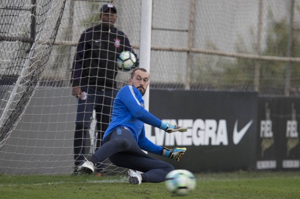 Walter treina para manter a forma e ser a sombra de Cássio na busca pela titularidade