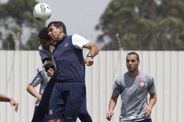 Guilherme Torres em treino do CT com a presença do auxiliar Carille, em 2012
