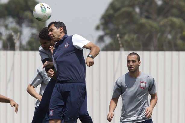 Guilherme Torres em treino do CT com a presena do auxiliar Carille, em 2012