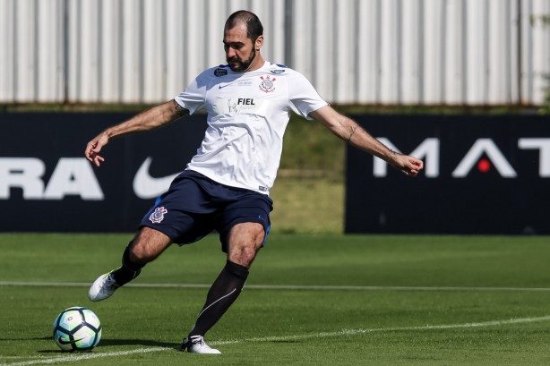 Danilo, que se recupera de leso, apareceu em campo neste sbado