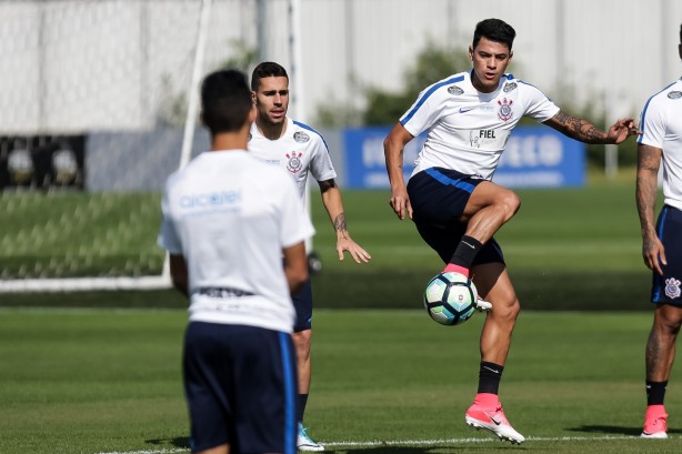 O elenco foi a campo no CT Joaquim Grava