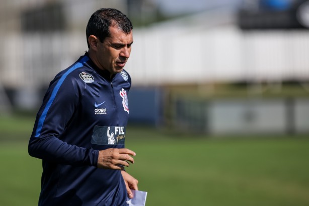 O técnico Fábio Carille comandou a atividade tática e esboçou a provável escalação titular do Timão