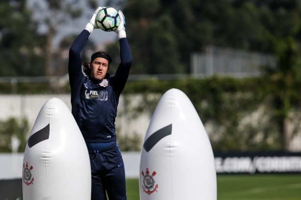 O treino ficou marcado pela ausncia de Fagner, que foi poupado por precauo por ter levado alguns pontos no supercilho