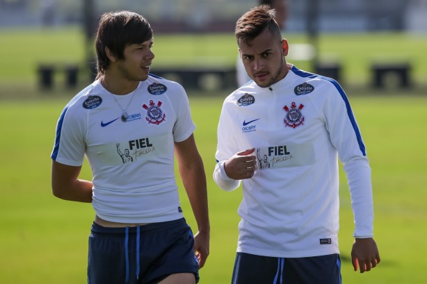 O treino ficou marcado pela ausência de Fagner, que foi poupado por precaução por ter levado alguns pontos no supercilho