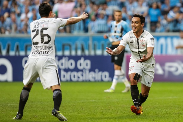 A bola passa por Jô e chega a Jadson, que chuta de esquerda e faz o gol