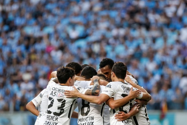 Agora, todos juntos. Abraço coletivo dos jogadores após o gol da vitória