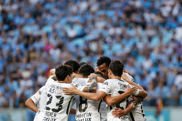 Agora, todos juntos. Abrao coletivo dos jogadores aps o gol da vitria