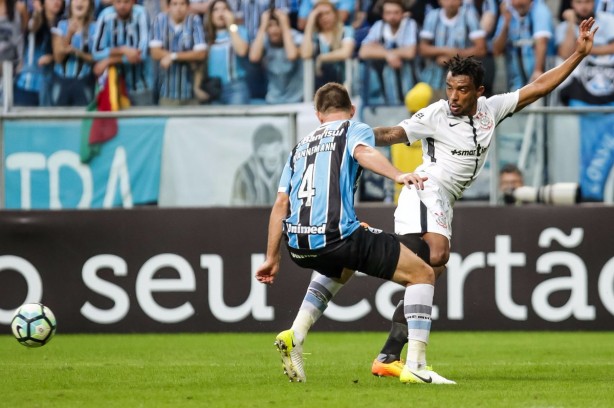 Argentino não corta, e a bola é mandada para Jô no meio da área