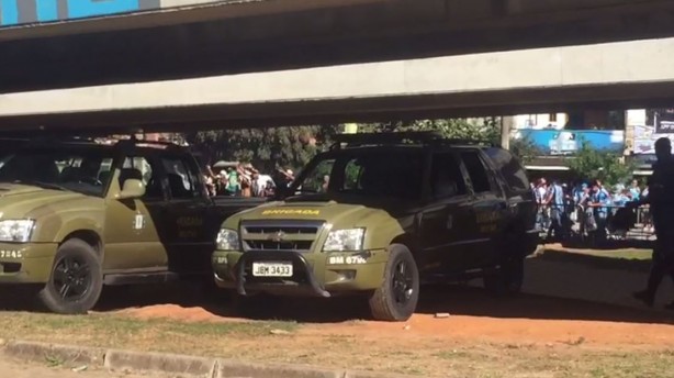 Camisa do Coritiba no meio da torcida do Grmio