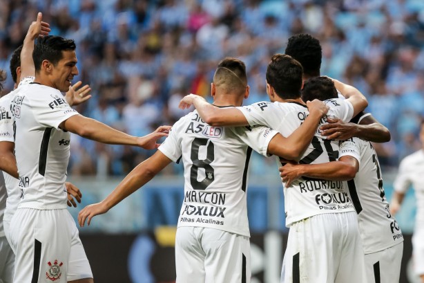 Mais jogadores chegam na roda da alegria aps o gol de Jadson