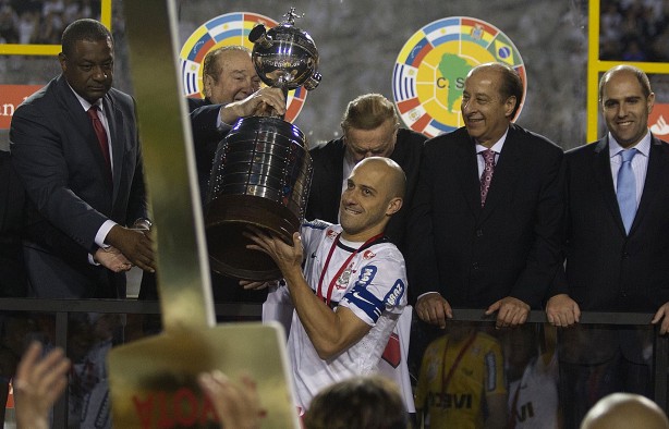 Capitão na Libertadores de 2012, Alessandro é gerente de futebol do Timão atualmente