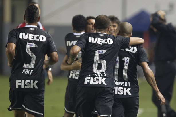 Elenco comemora com Sheik o golao que deu vantagem ao Corinthians na semifinais
