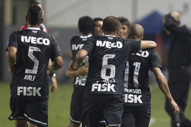 Elenco comemora com Sheik o golaço que deu vantagem ao Corinthians na semifinais