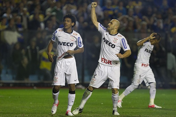 Alessandro comemora com a torcida aps gol de Romarinho