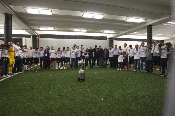 Elenco e a taça da Libertadores no vestiário do Pacaembu