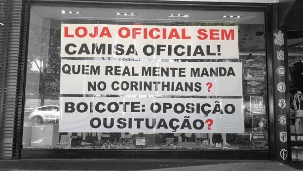 Fachada da Mega Loja do Parque São Jorge com protestos