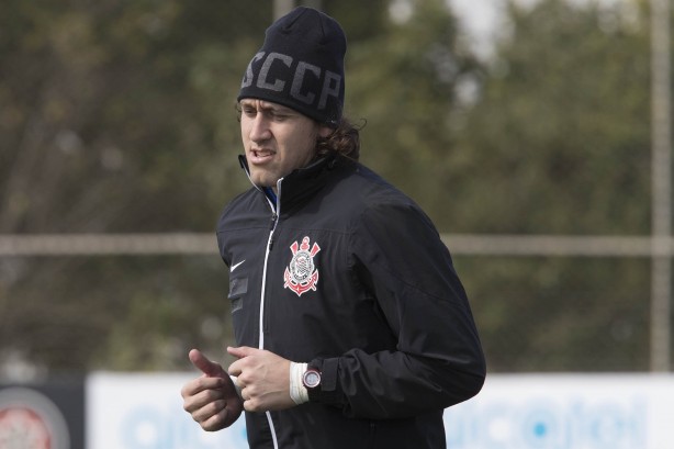 Cássio corre para aquecer durante o treino de reapresentação do Corinthians