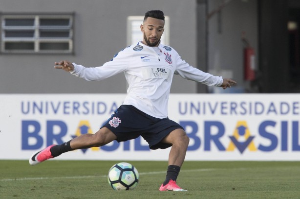 Clayson enche o pé na bola no treino de hoje