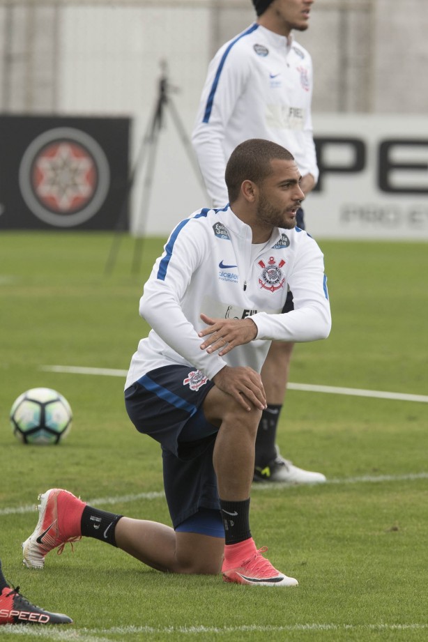 Clayton vem treinando de olho numa vaguinha no time titular