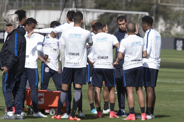 Elenco concentrado para ouvir as instruções do técnico Carille durante o treino