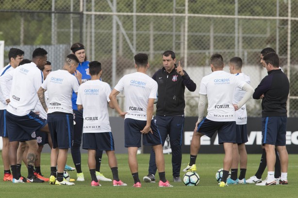 Fábio Carille orientando o elenco durante o treino deste sábado