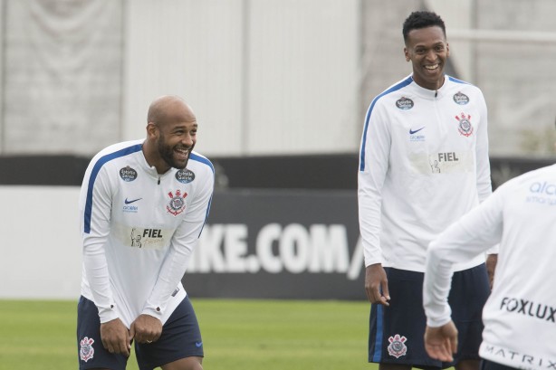 Fellipe Bastos e Jô são todo sorrisos