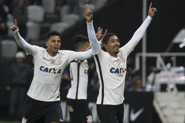 Festa após o gol contra o Sport, no BR-16. O único no profissional