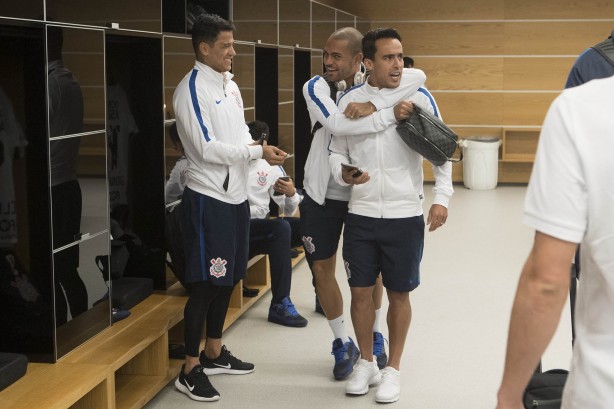 Jogadores em clima muito amistoso no vestiário da Arena antes de confronto contra o Botafogo