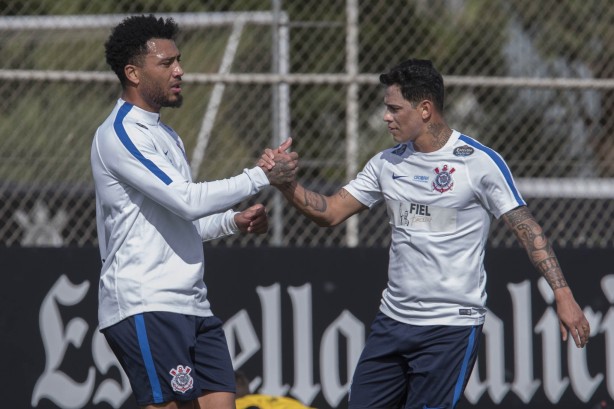 Kazim e Giovanni Augusto durante a reapresentação do Corinthians