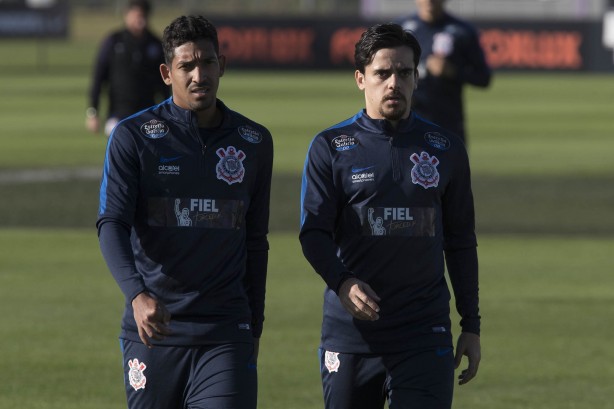 Léo Príncipe e Fagner, os dois laterais direitos do Timão