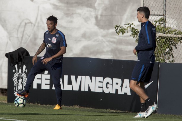 Moisés e Pedro Henrique durante atividade no CT
