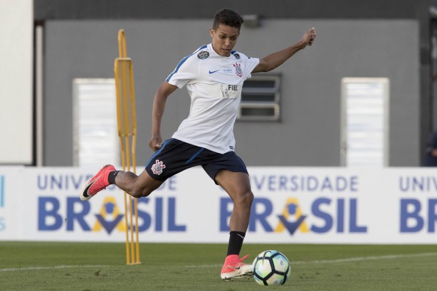 Pedrinho treina finalizações