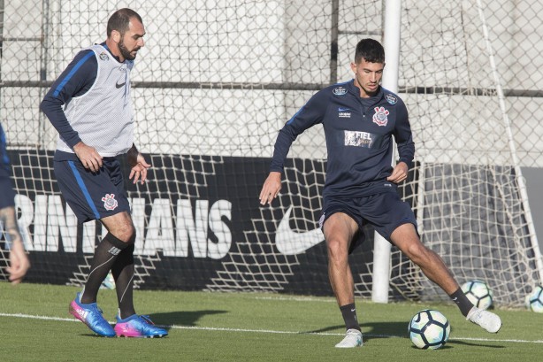 Pedro Henrique tem a dura missão de encarar o meia Danilo no treino desta tarde